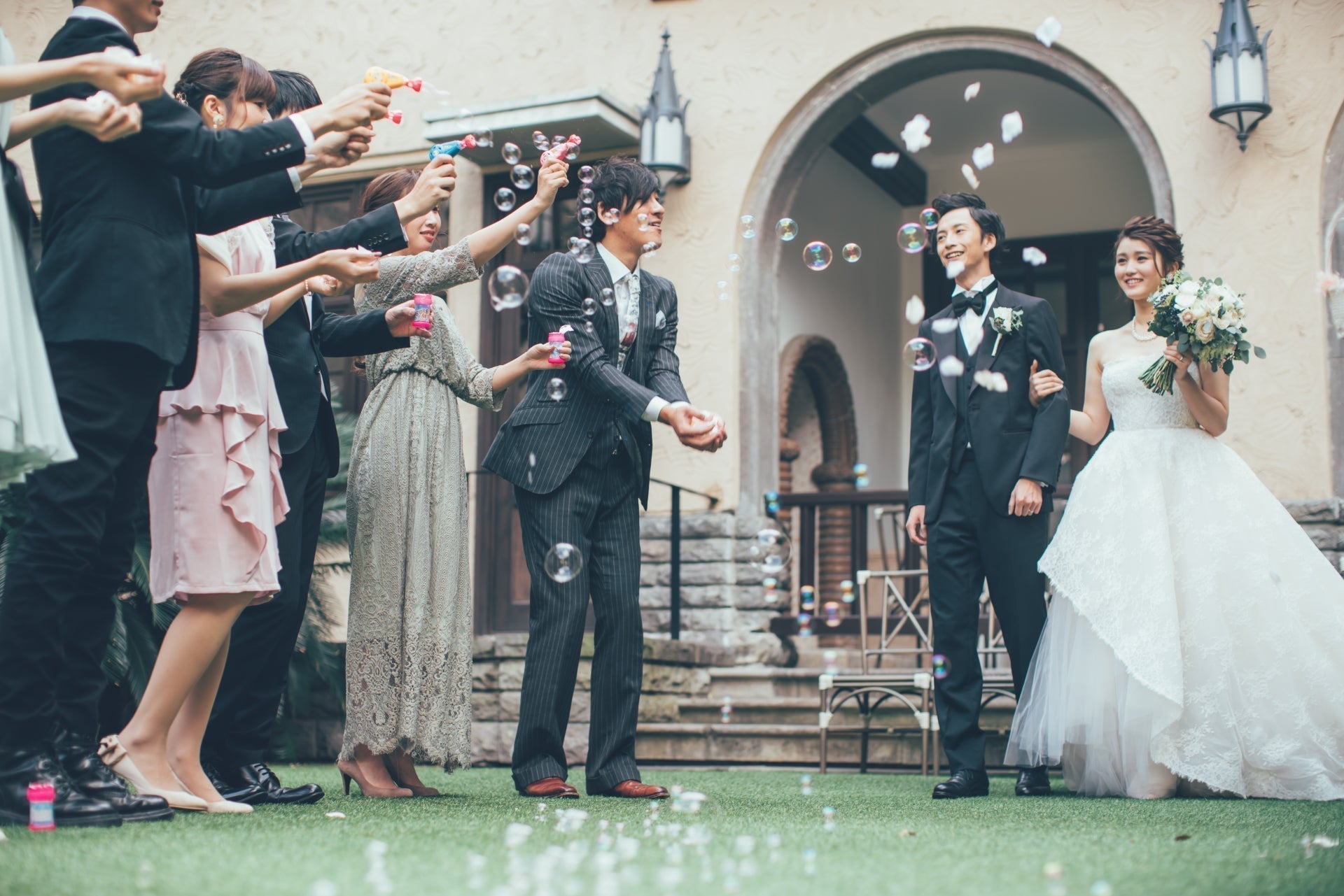 【はじめての結婚式】お呼ばれされたら要チェック！参列マナーに沿った失敗しない靴選び